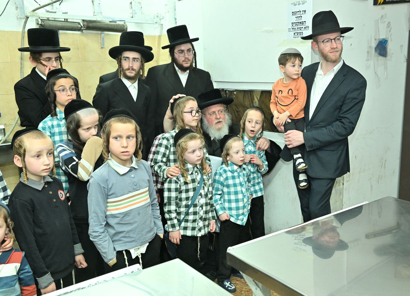 האדמו"ר מסאסוב באפיית מצות