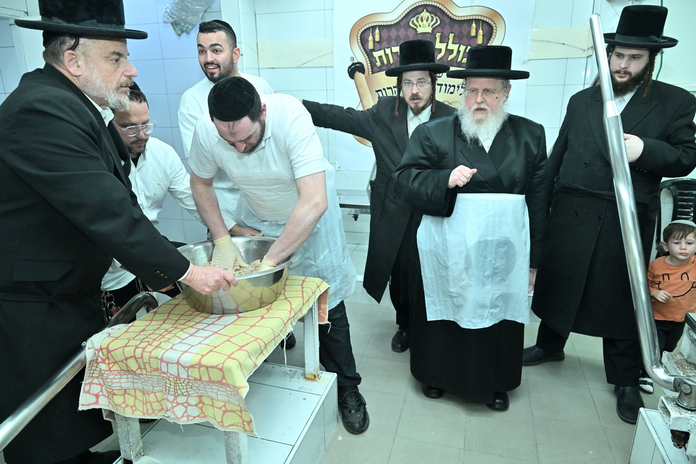 האדמו"ר מסאסוב באפיית מצות