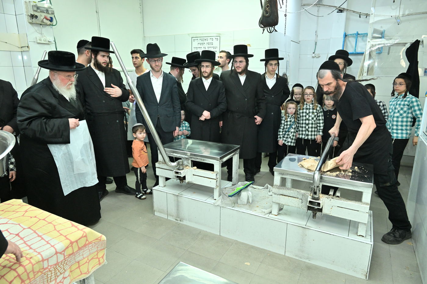 האדמו"ר מסאסוב באפיית מצות