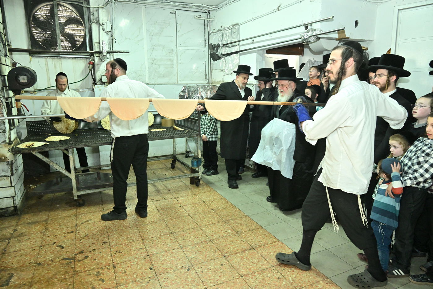 האדמו"ר מסאסוב באפיית מצות