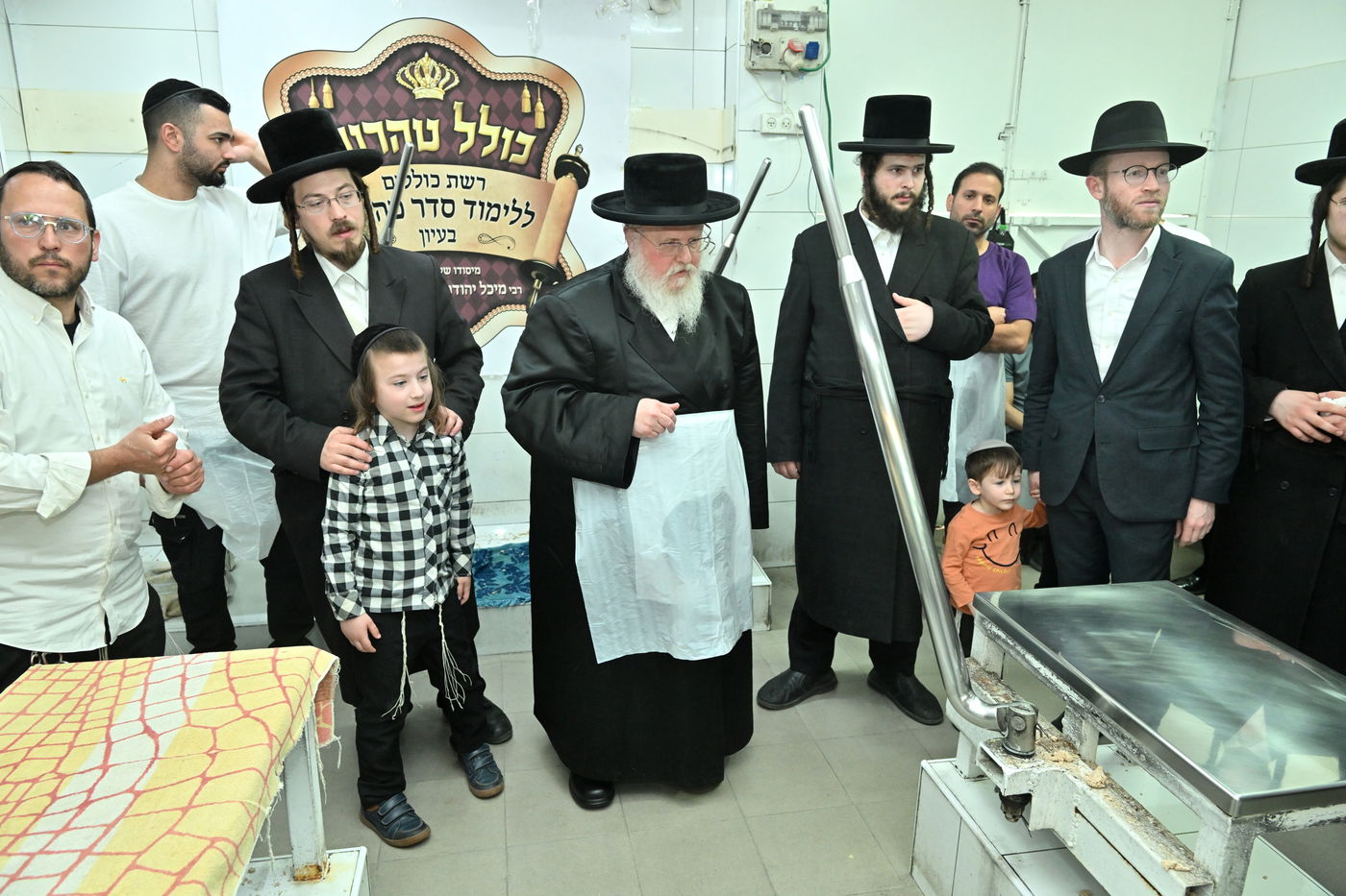 האדמו"ר מסאסוב באפיית מצות