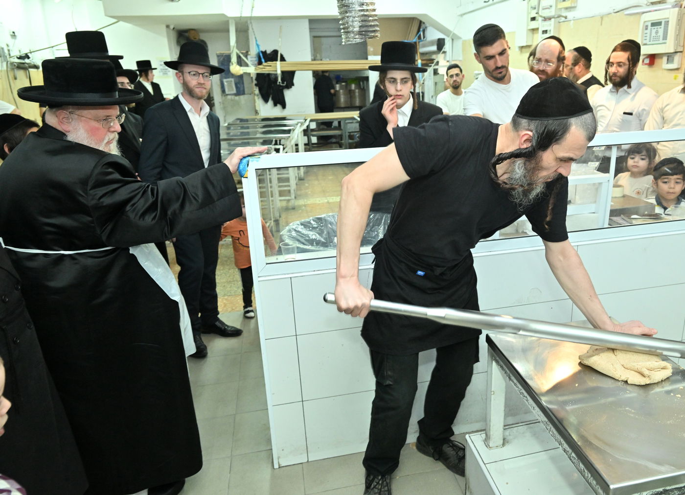 האדמו"ר מסאסוב באפיית מצות