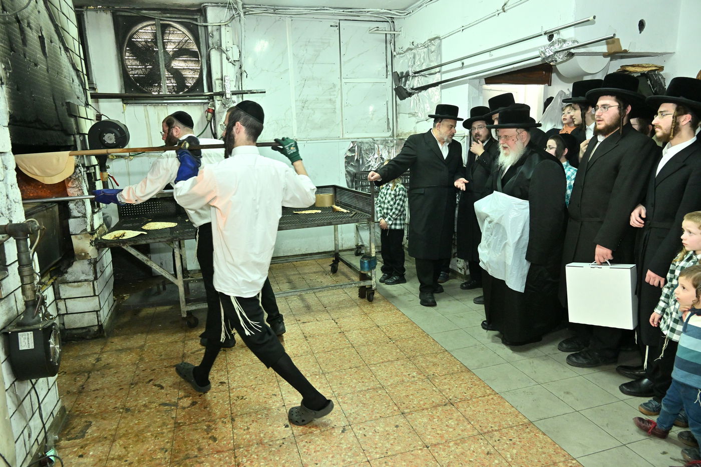 האדמו"ר מסאסוב באפיית מצות