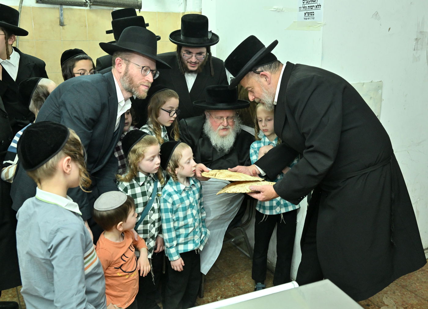 האדמו"ר מסאסוב באפיית מצות
