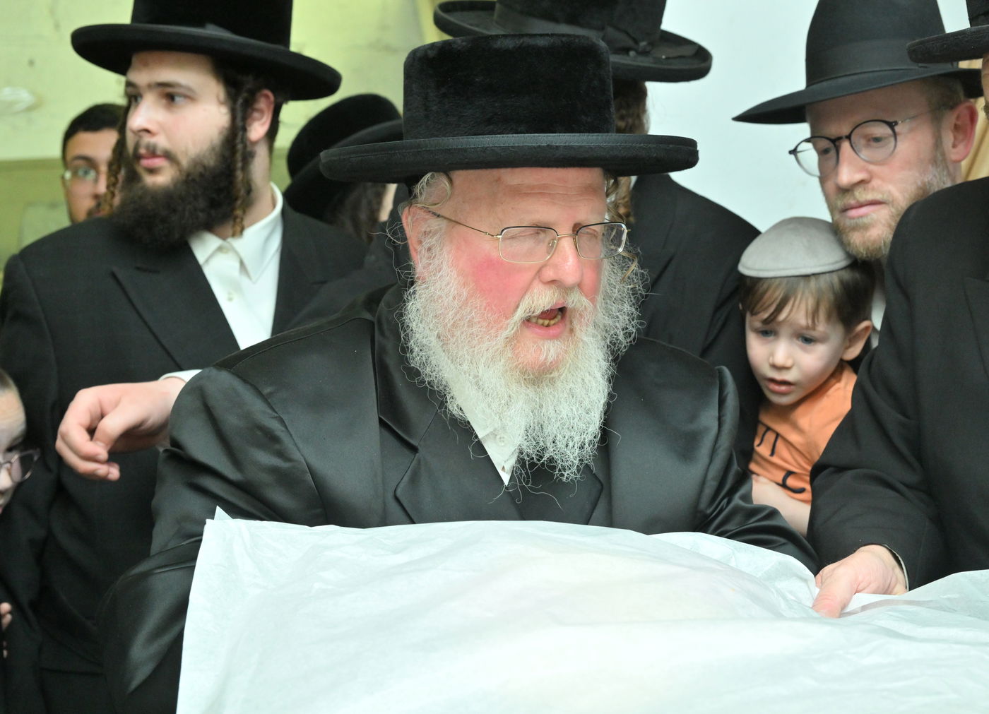 האדמו"ר מסאסוב באפיית מצות