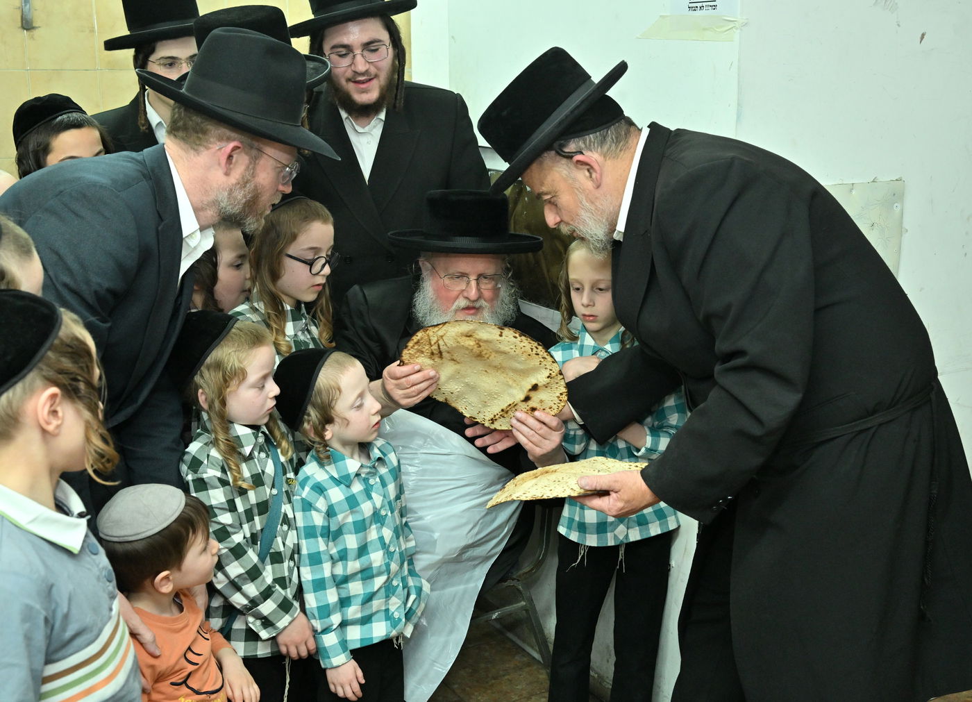 האדמו"ר מסאסוב באפיית מצות