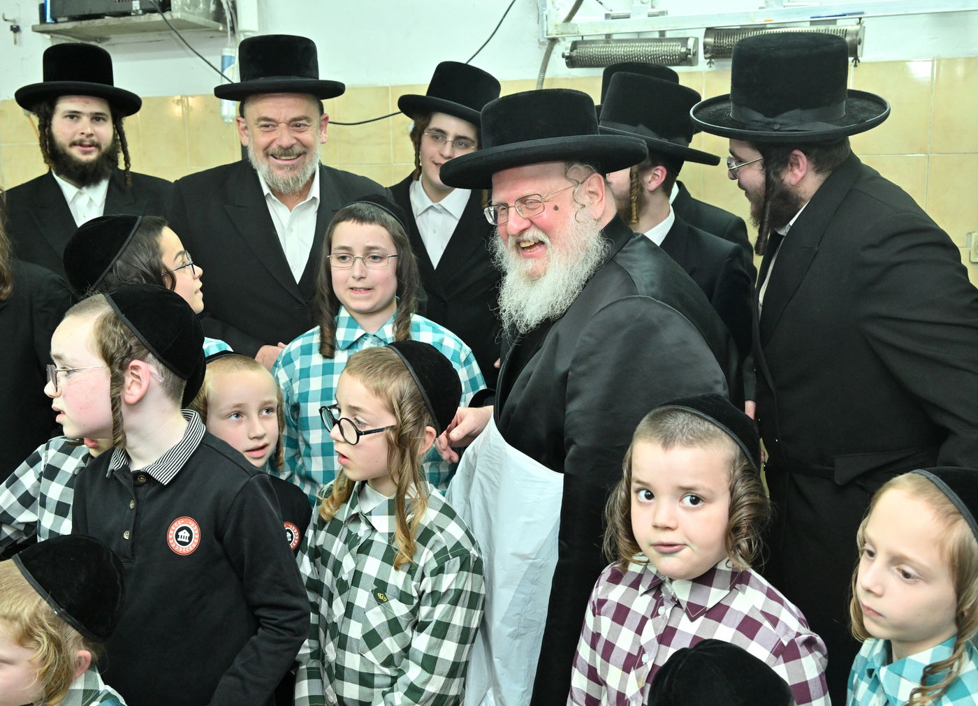 האדמו"ר מסאסוב באפיית מצות