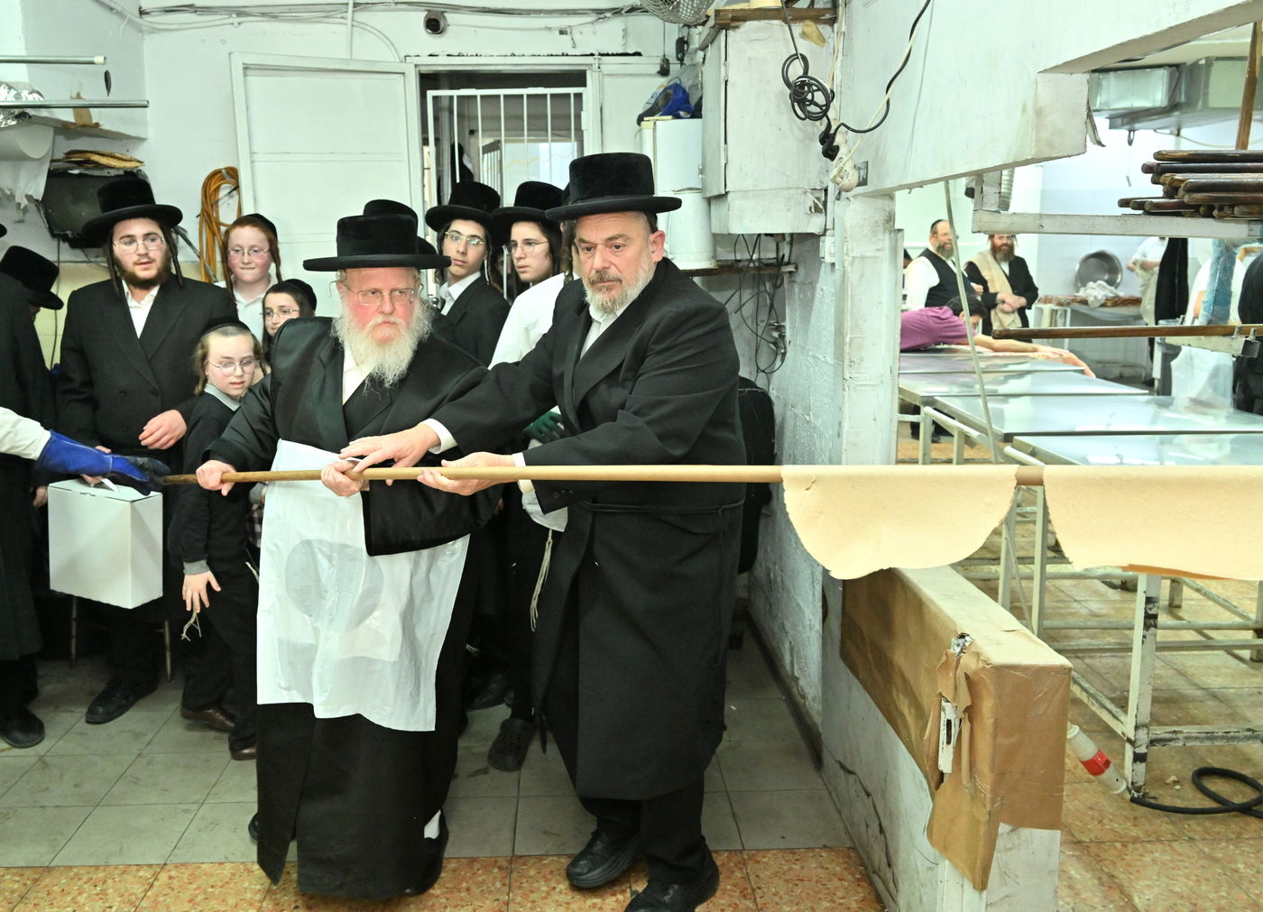 האדמו"ר מסאסוב באפיית מצות