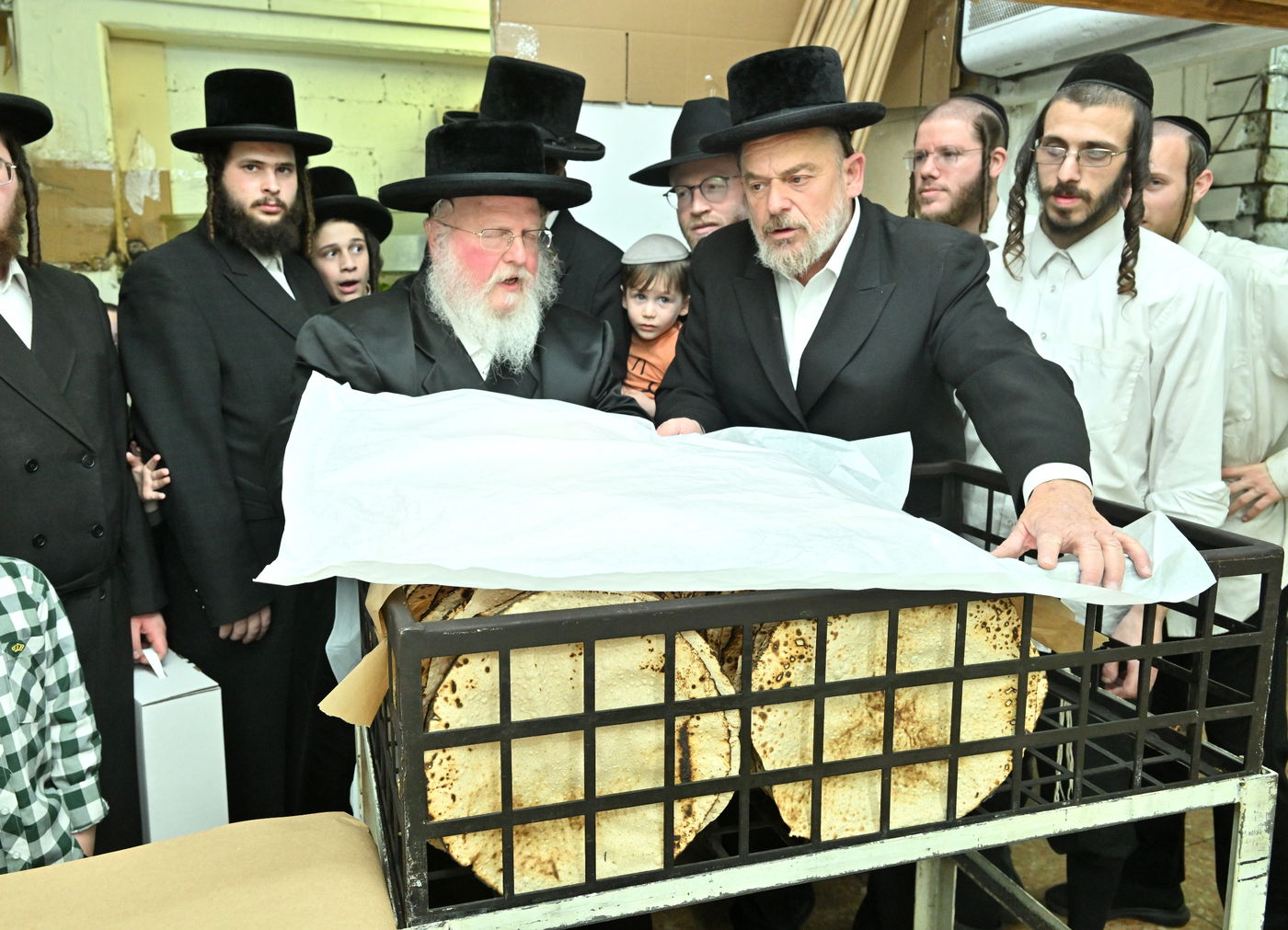 האדמו"ר מסאסוב באפיית מצות