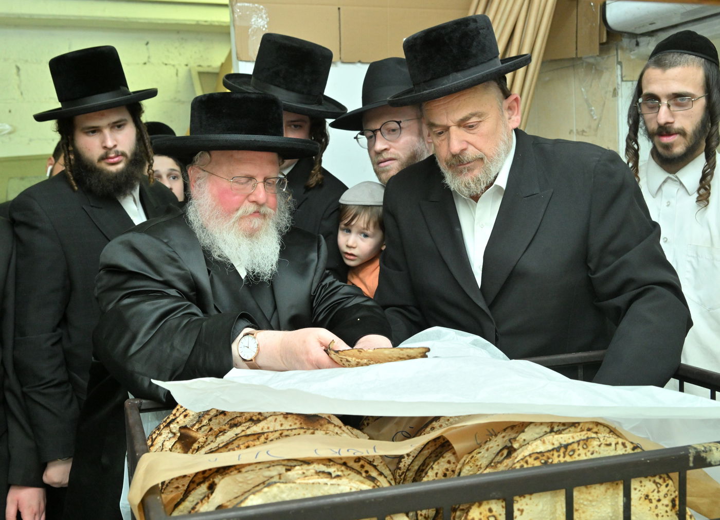 האדמו"ר מסאסוב באפיית מצות