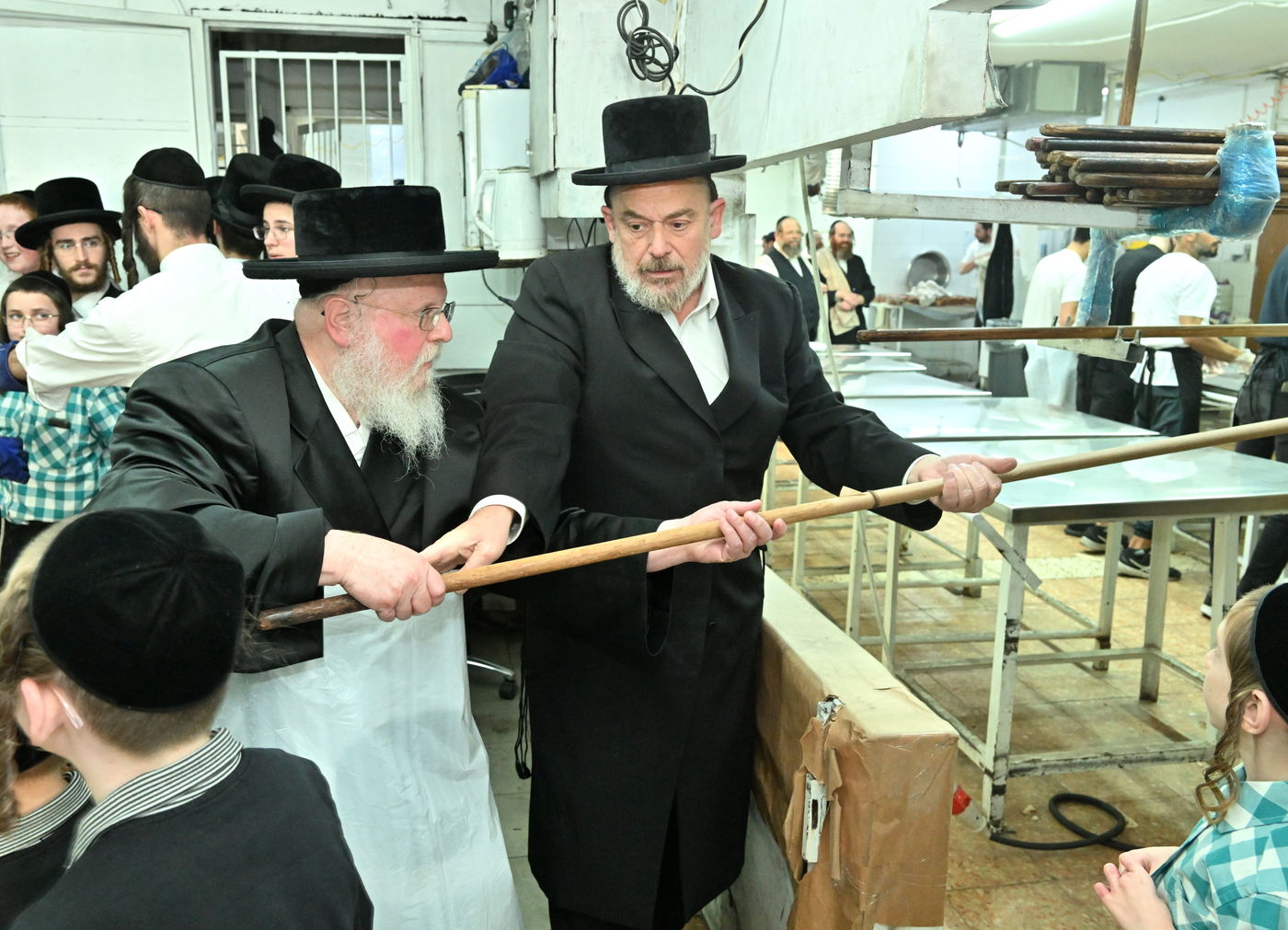 האדמו"ר מסאסוב באפיית מצות