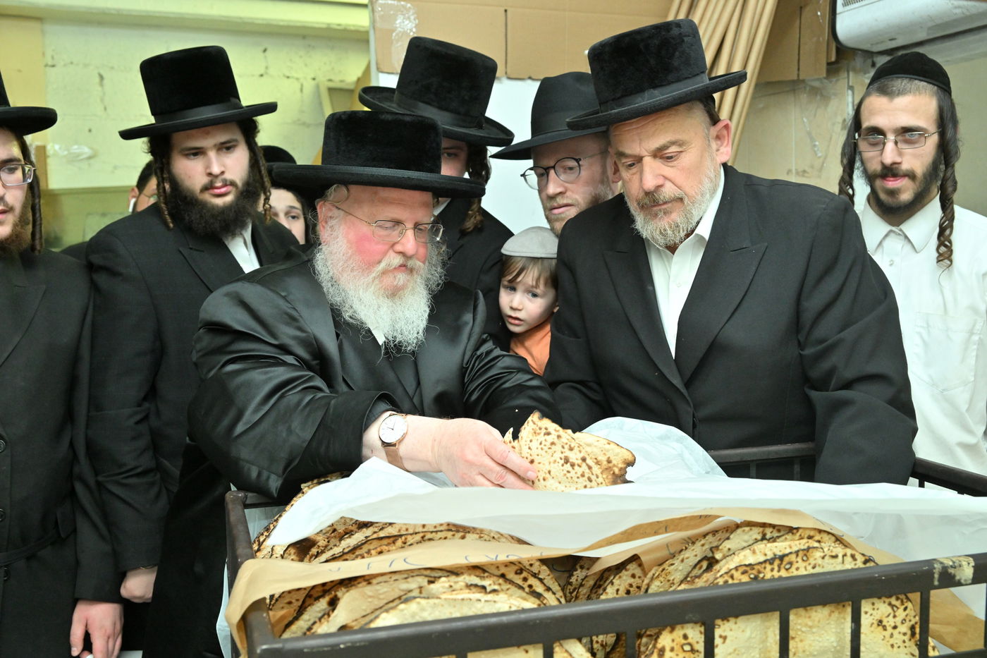 האדמו"ר מסאסוב באפיית מצות
