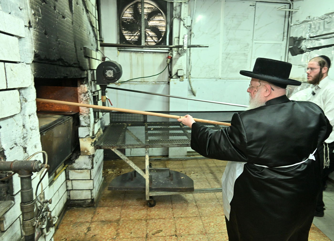 האדמו"ר מסאסוב באפיית מצות