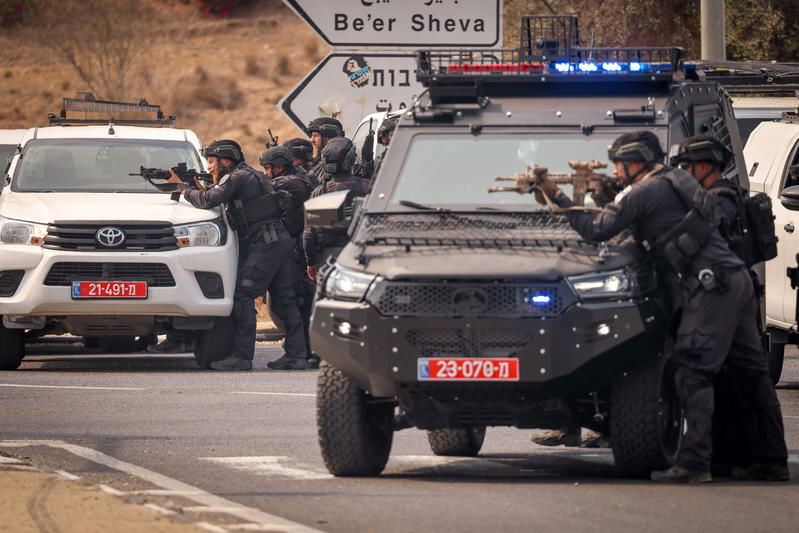 לוחמי צה"ל ומשטרה חותרים למגע מול המחבלים במתקפת החמאס על שדרות