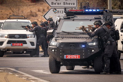 לוחמי צה"ל ומשטרה חותרים למגע מול המחבלים במתקפת החמאס על שדרות