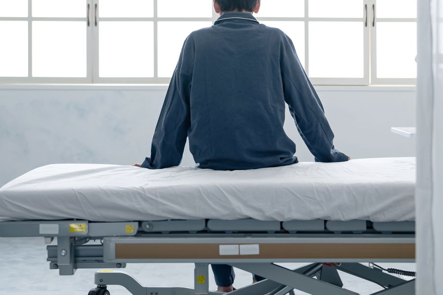 הוא הגיע לבית החולים, מחלון הדלת החזיק דף עליו היה כתוב: "אני מוחל לך" | סיפור מטלטל