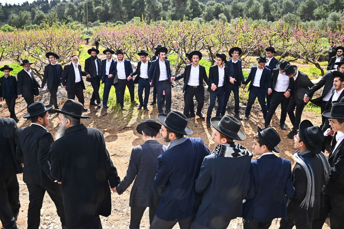 תושבי בני ברק בברכת האילנות