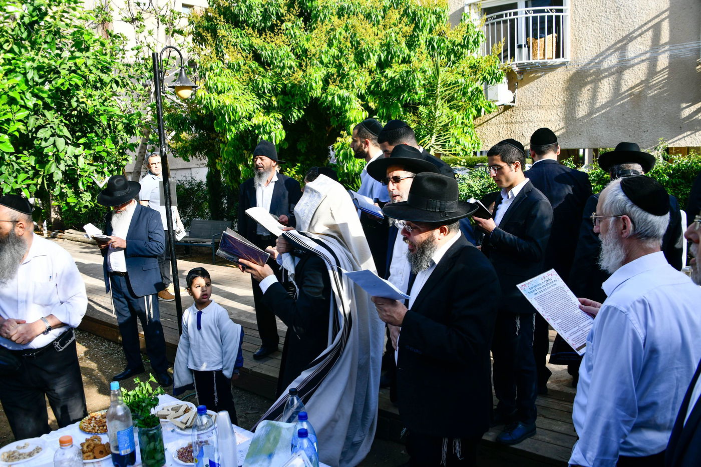 תושבי בני ברק בברכת האילנות