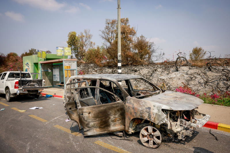 רכב ישראלי שנשרף בידי המחבלים בכניסה לשדרות 
