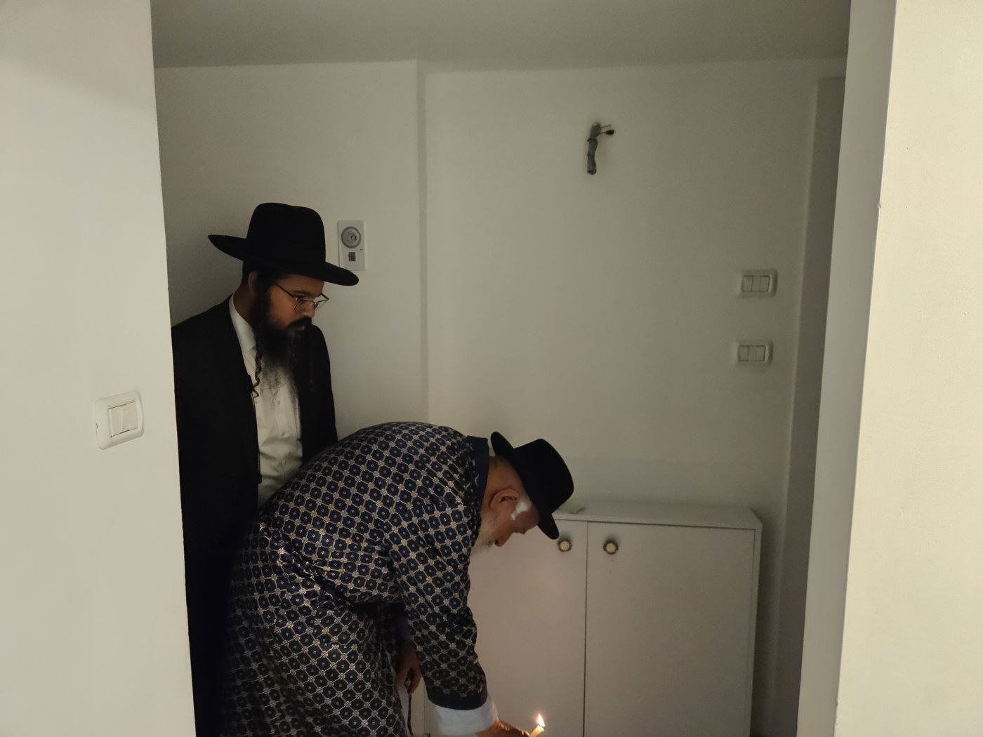 הגאון רבי שלמה מחפוד בבדיקת חמץ