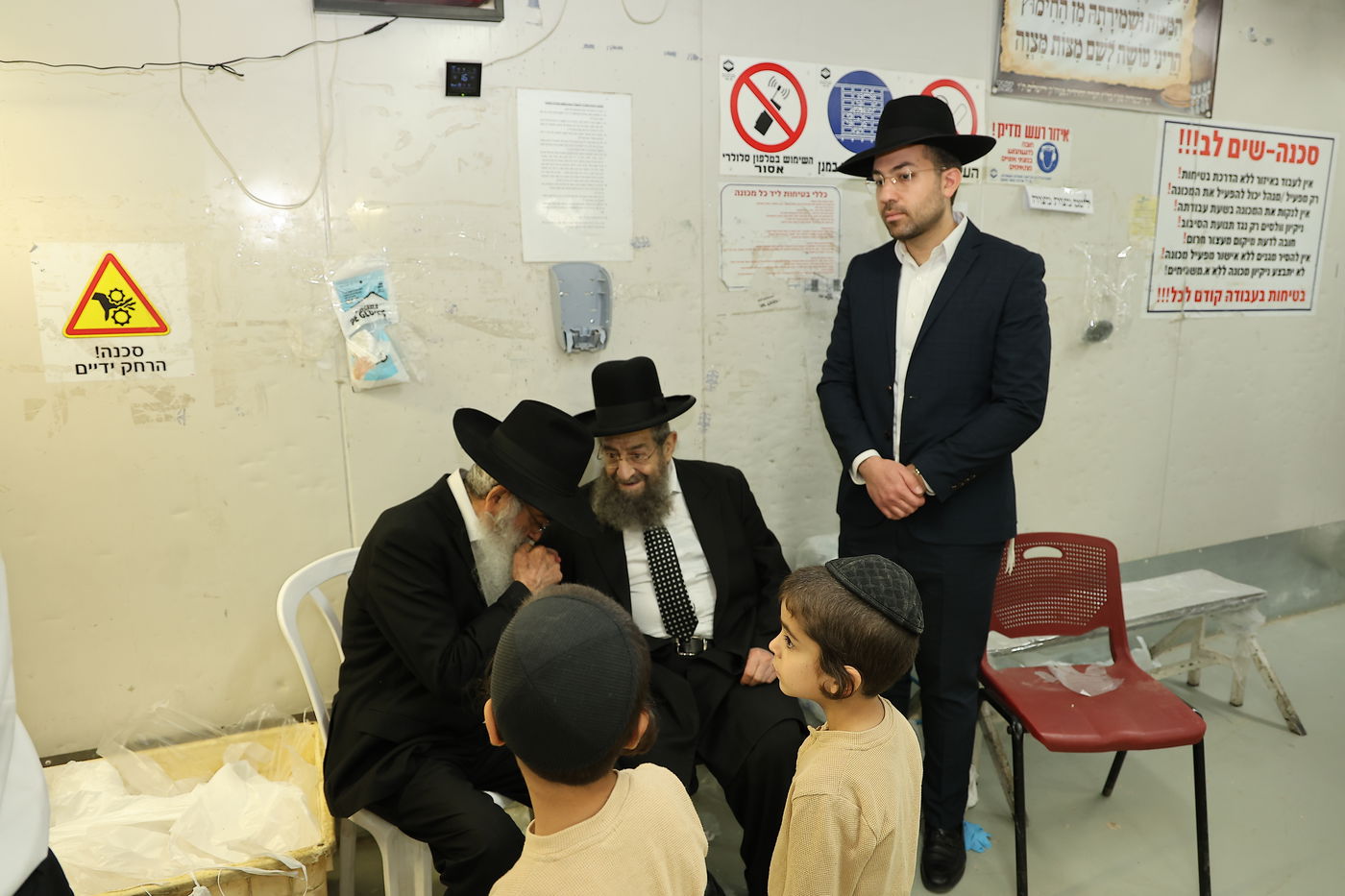 הגאון רבי מסעוד בן שמעון במאפיית מצות מכונה