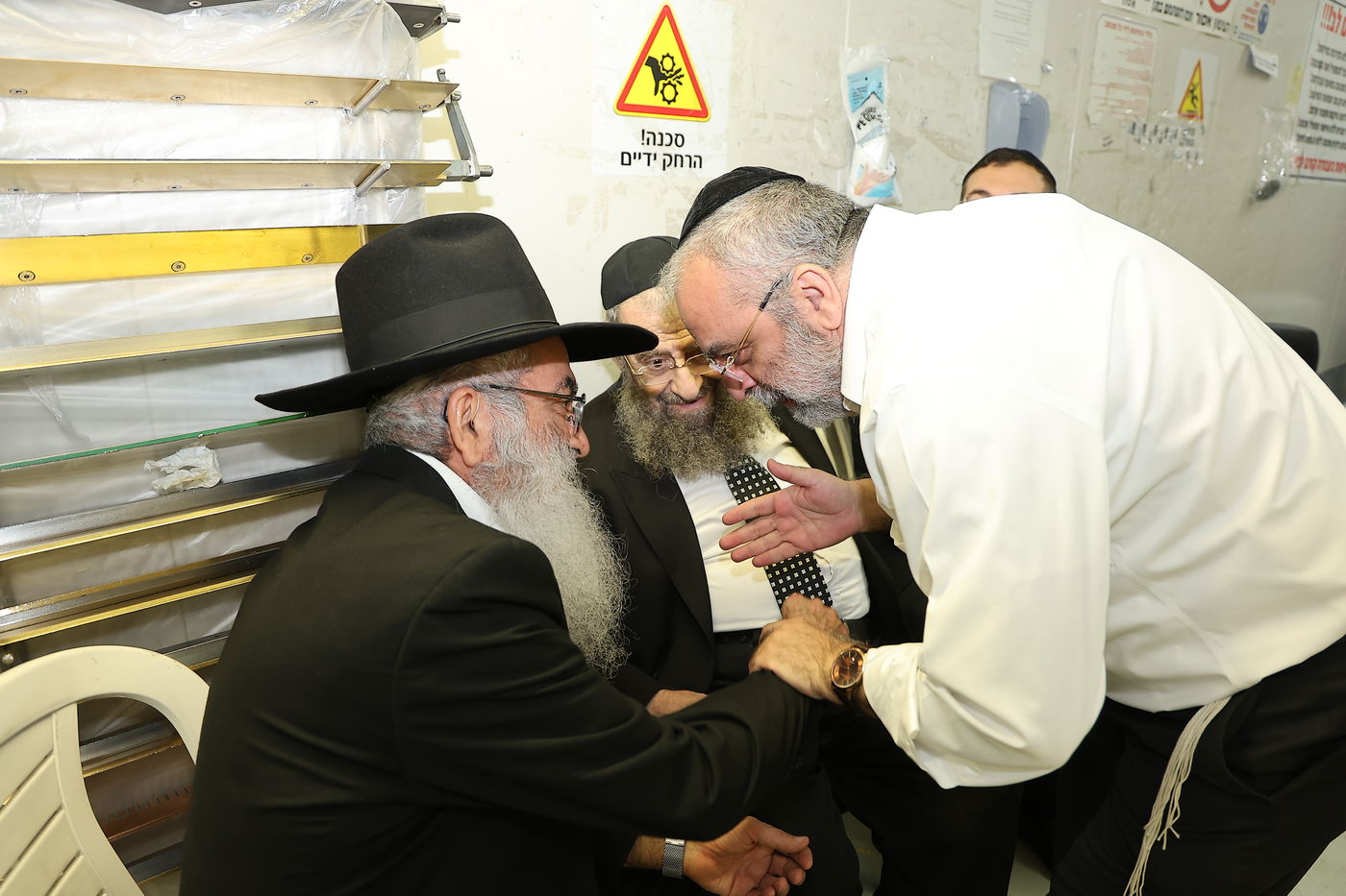 הגאון רבי מסעוד בן שמעון במאפיית מצות מכונה