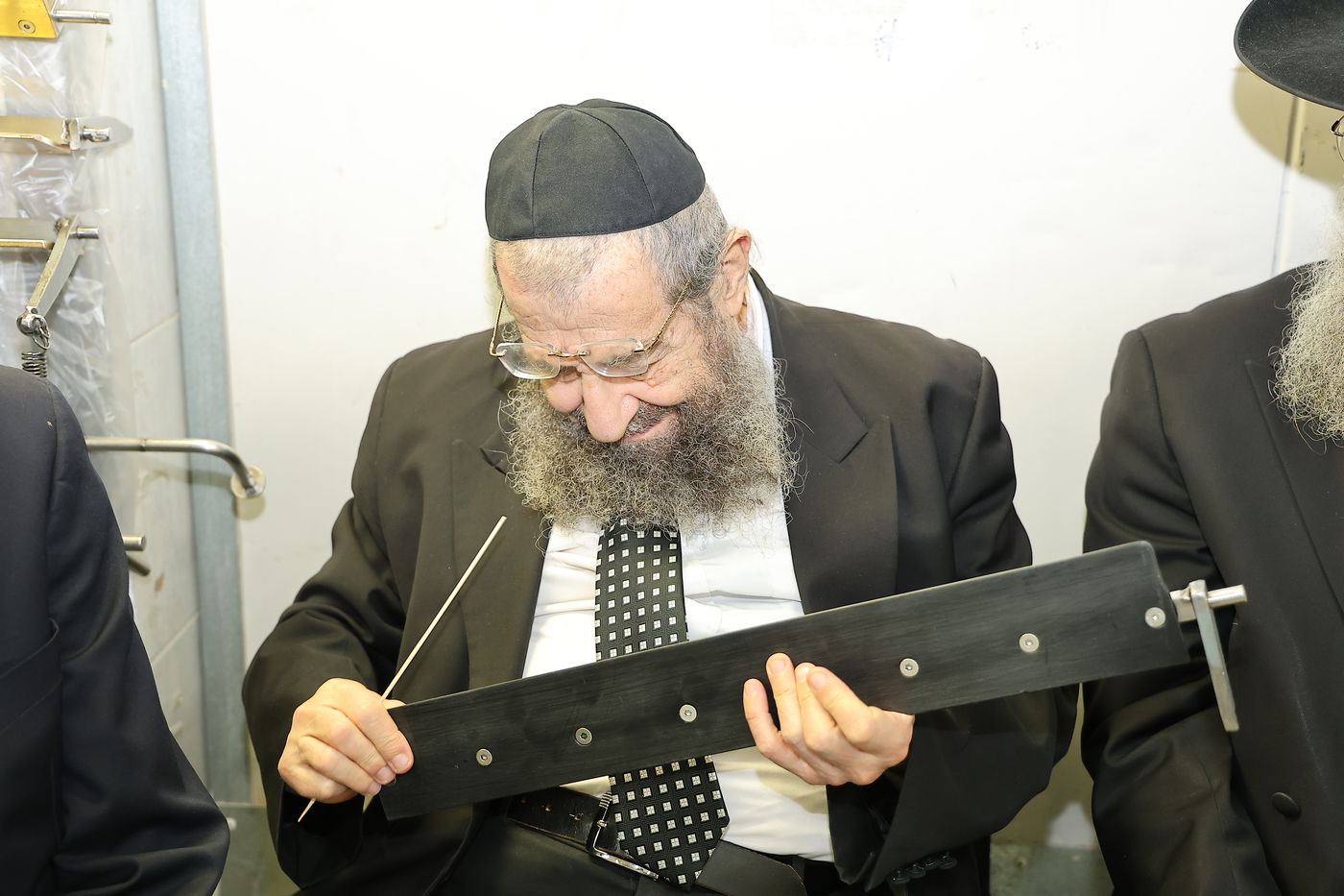 הגאון רבי מסעוד בן שמעון במאפיית מצות מכונה