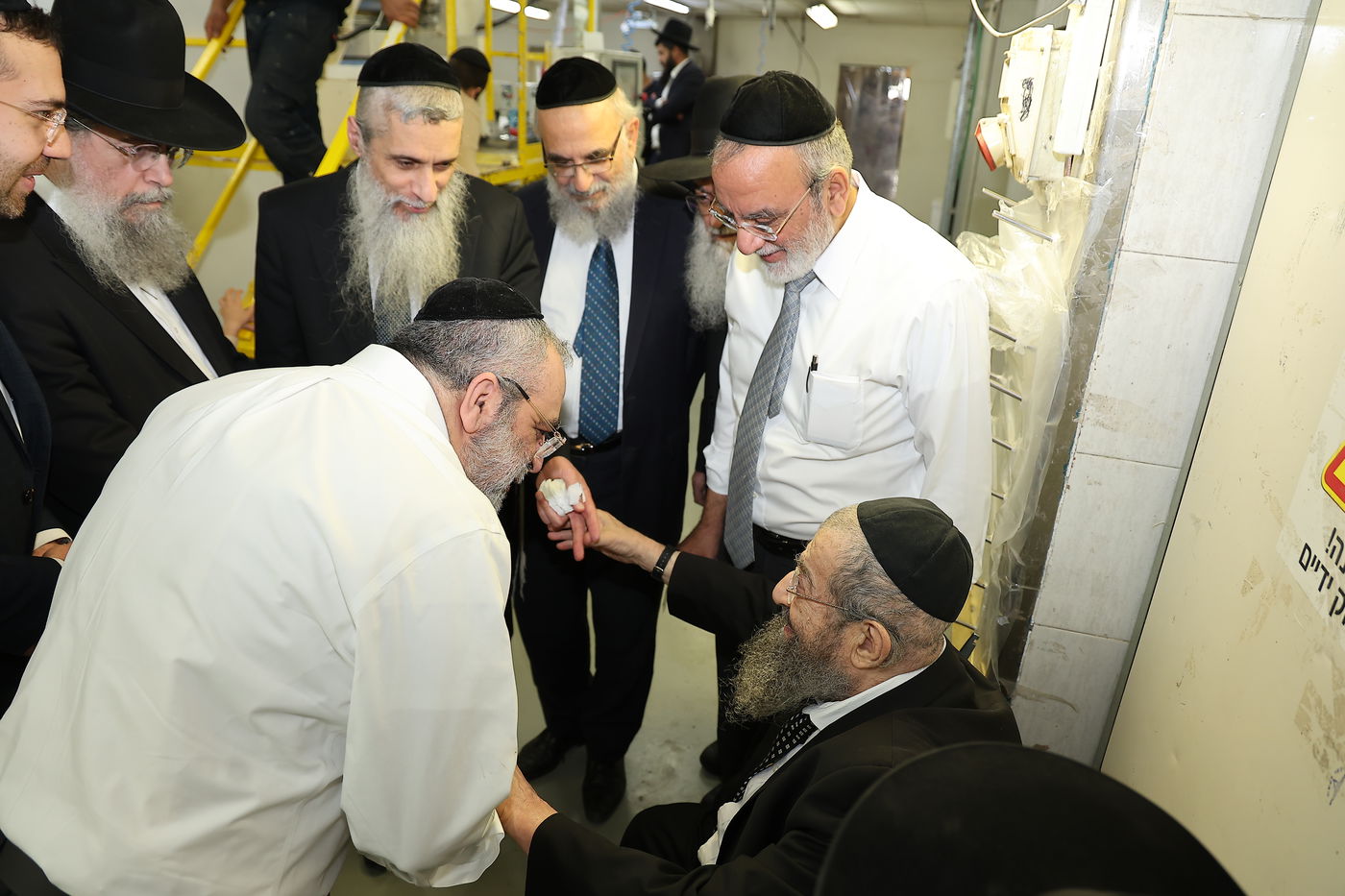 הגאון רבי מסעוד בן שמעון במאפיית מצות מכונה