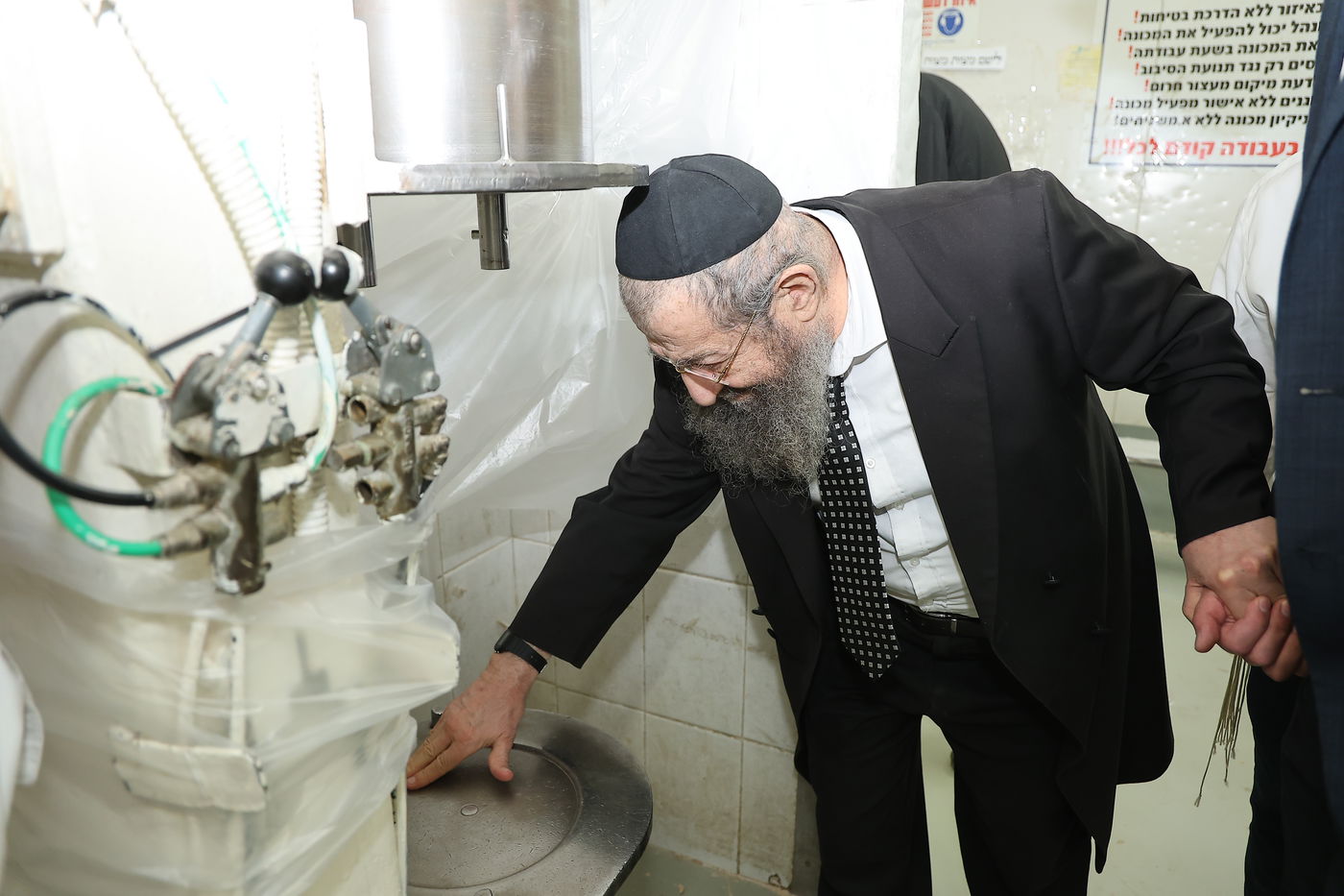 הגאון רבי מסעוד בן שמעון במאפיית מצות מכונה