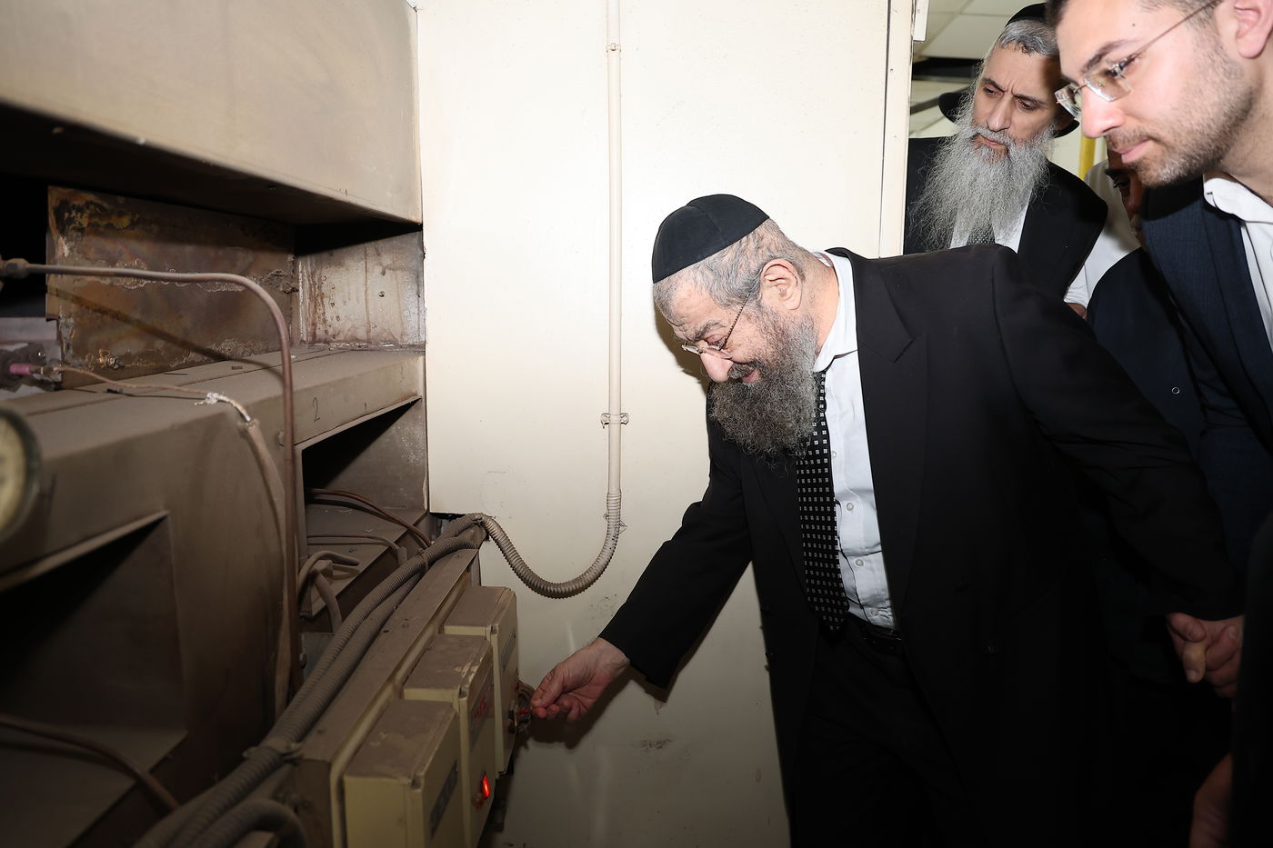 הגאון רבי מסעוד בן שמעון במאפיית מצות מכונה