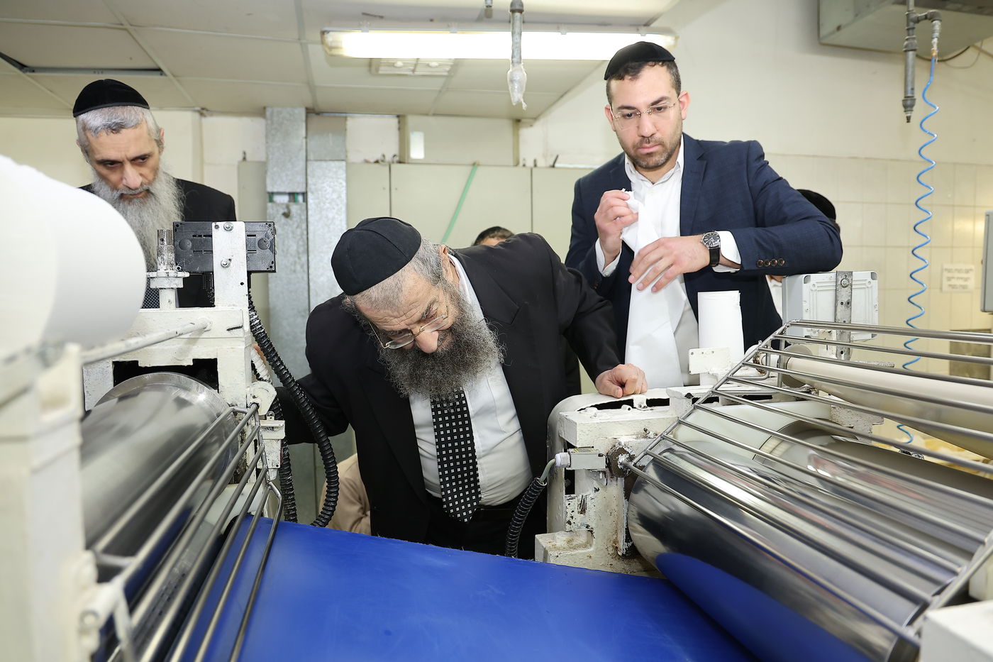 הגאון רבי מסעוד בן שמעון במאפיית מצות מכונה