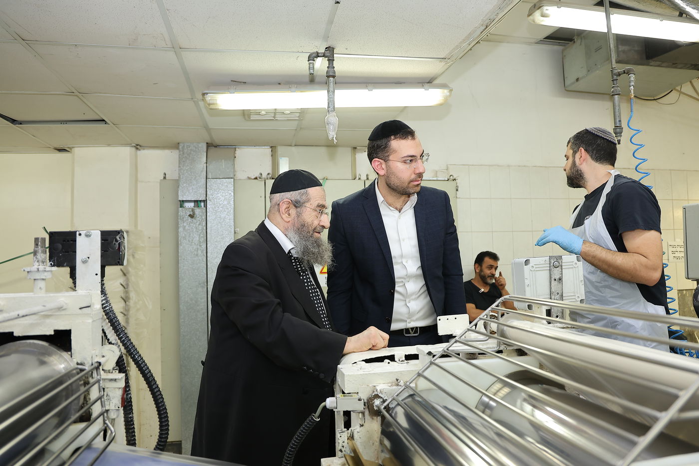 הגאון רבי מסעוד בן שמעון במאפיית מצות מכונה