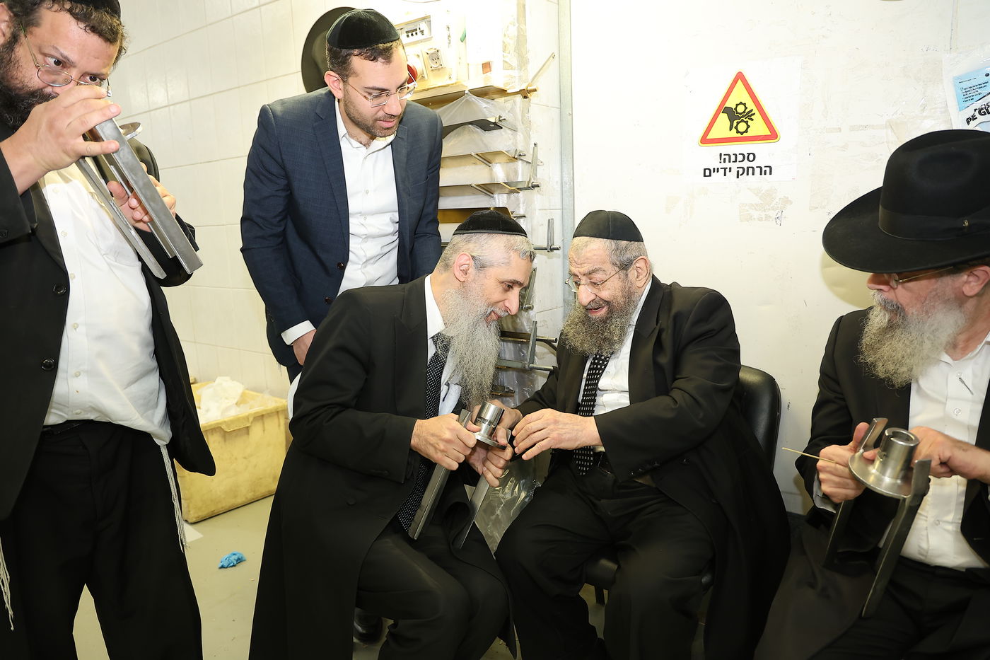 הגאון רבי מסעוד בן שמעון במאפיית מצות מכונה