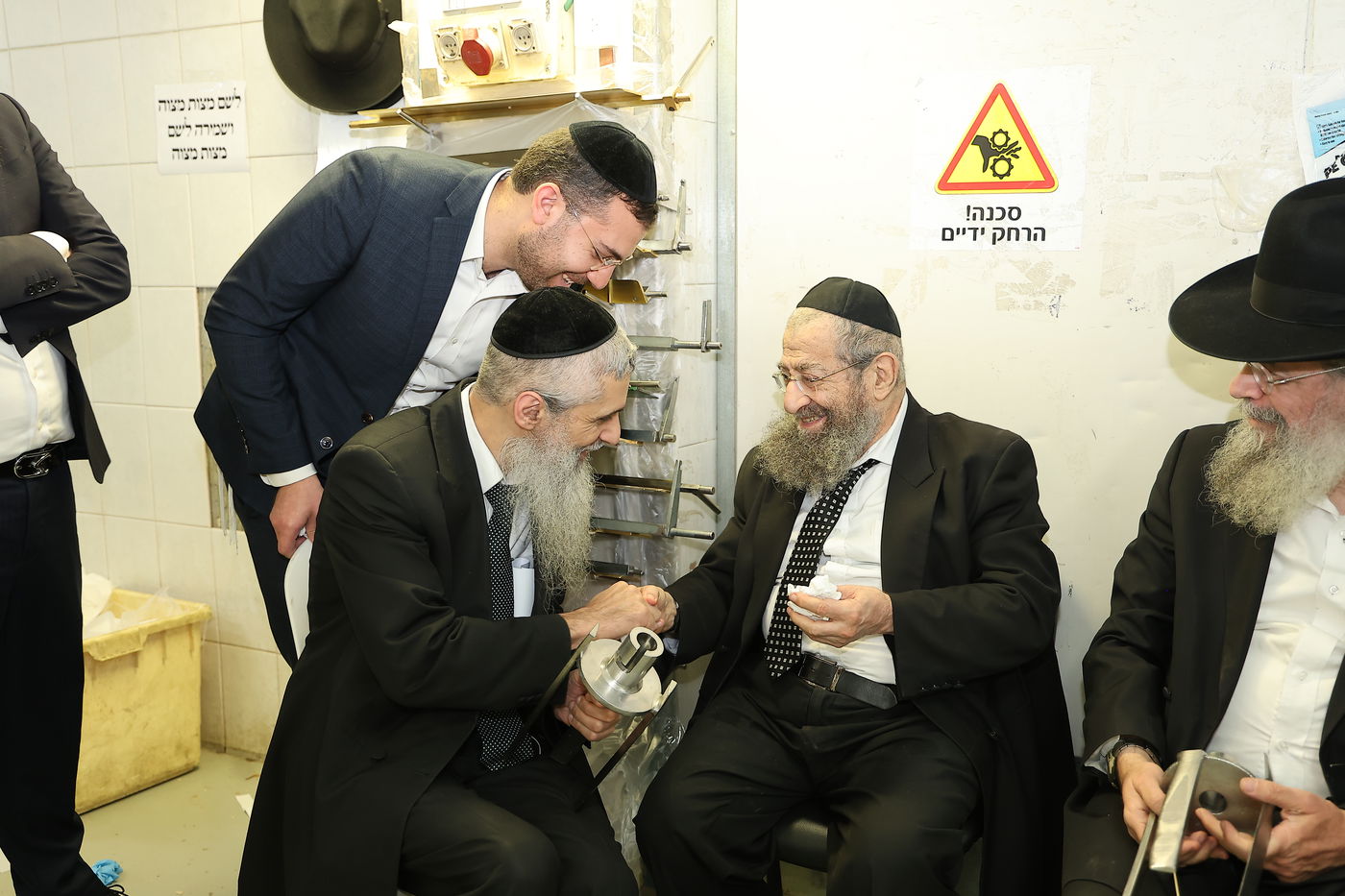 הגאון רבי מסעוד בן שמעון במאפיית מצות מכונה