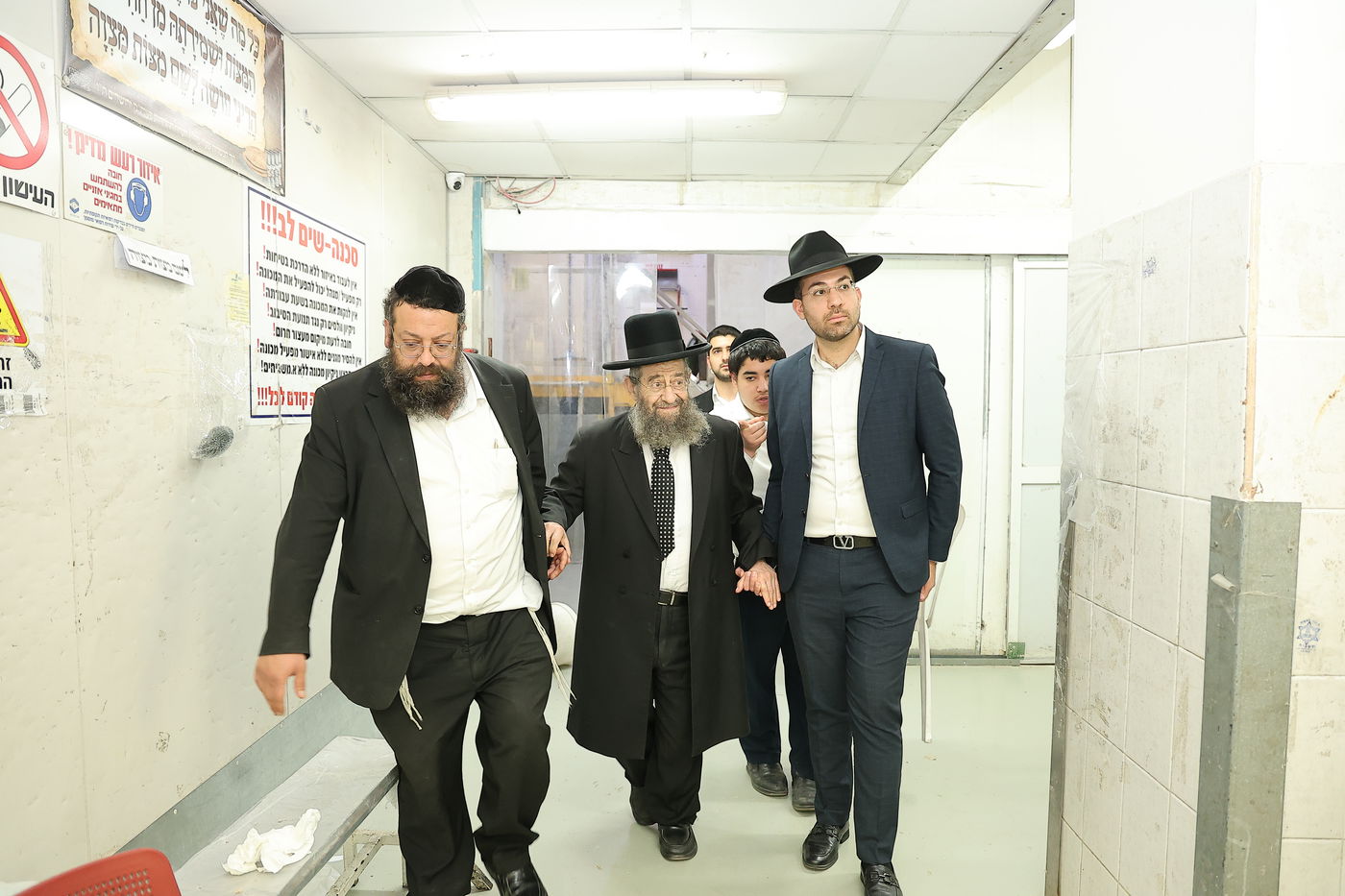 הגאון רבי מסעוד בן שמעון במאפיית מצות מכונה