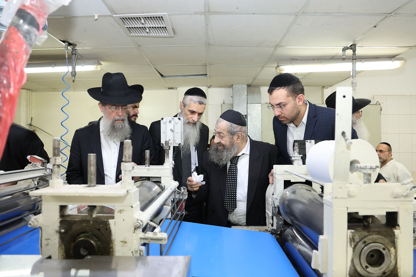 הגאון רבי מסעוד בן שמעון במאפיית מצות מכונה