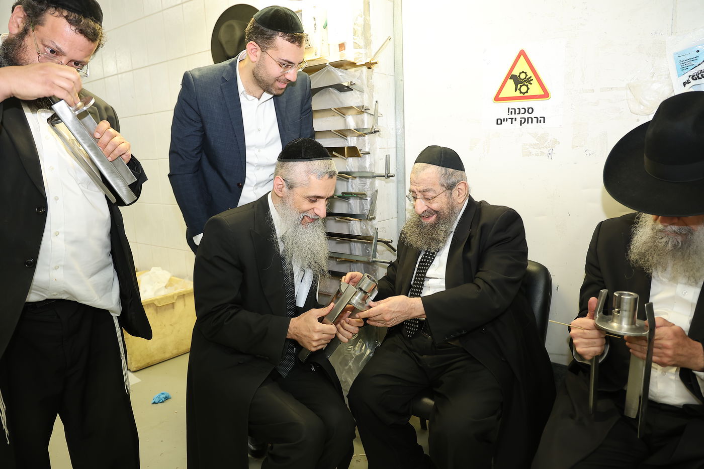 הגאון רבי מסעוד בן שמעון במאפיית מצות מכונה