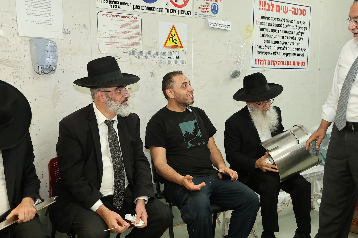 הגאון רבי מסעוד בן שמעון במאפיית מצות מכונה