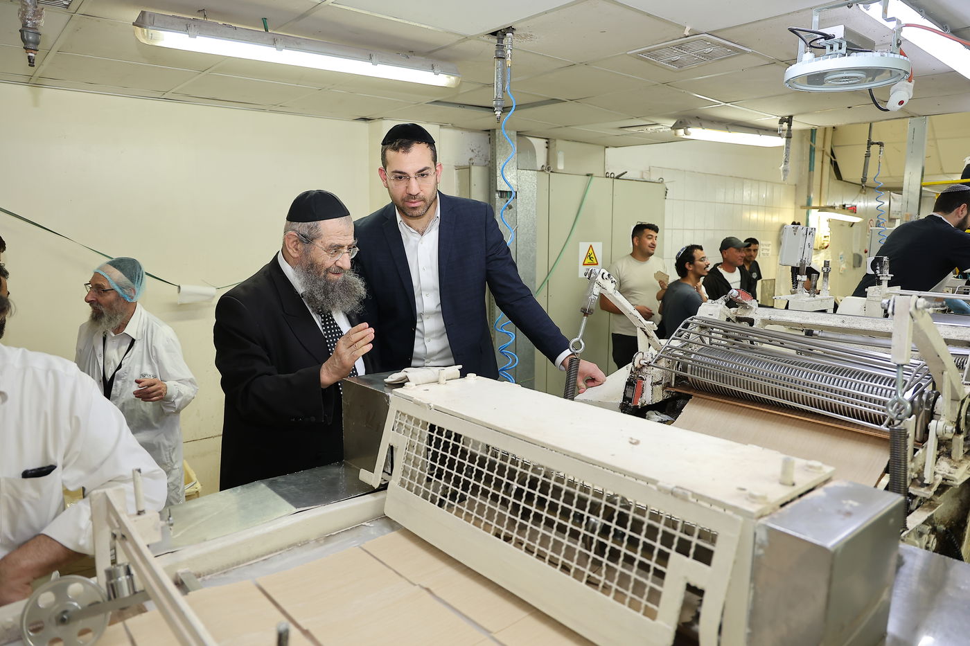 הגאון רבי מסעוד בן שמעון במאפיית מצות מכונה