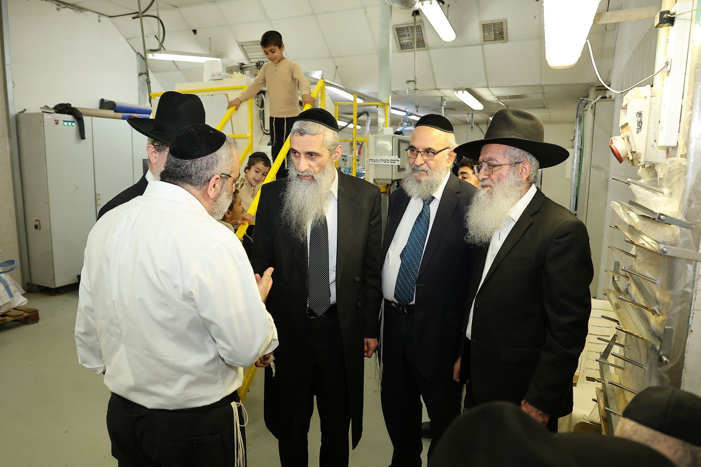 הגאון רבי מסעוד בן שמעון במאפיית מצות מכונה