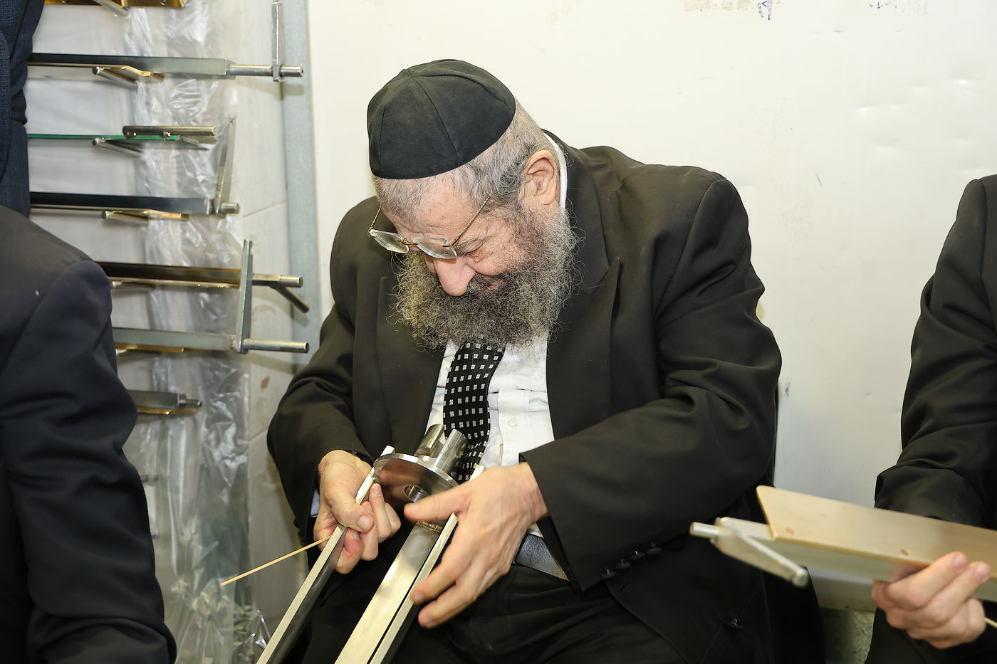 הגאון רבי מסעוד בן שמעון במאפיית מצות מכונה