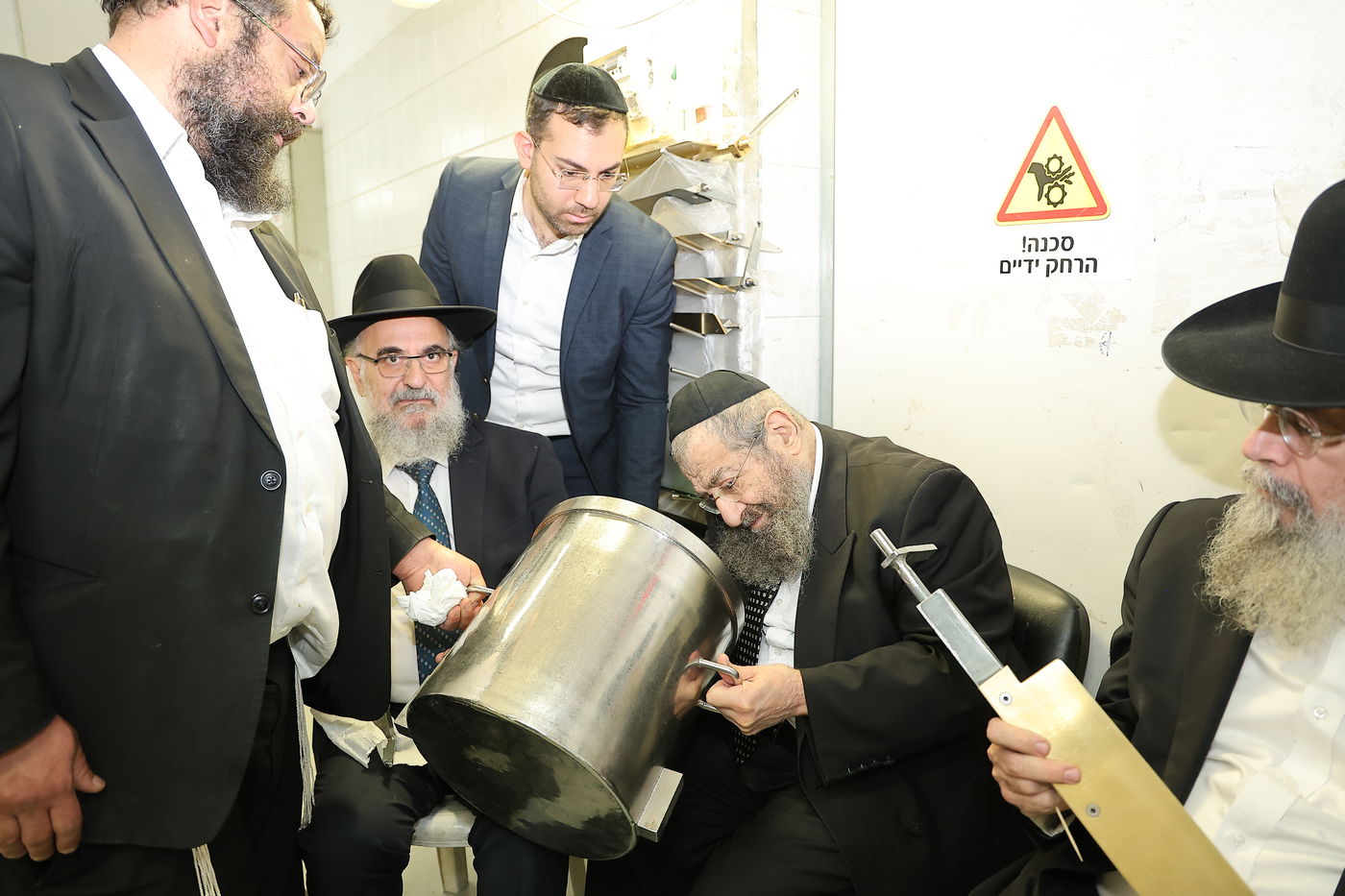 הגאון רבי מסעוד בן שמעון במאפיית מצות מכונה