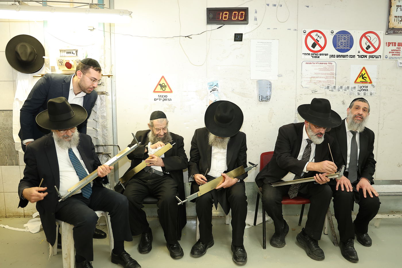 הגאון רבי מסעוד בן שמעון במאפיית מצות מכונה