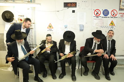 הגאון רבי מסעוד בן שמעון במאפיית מצות מכונה