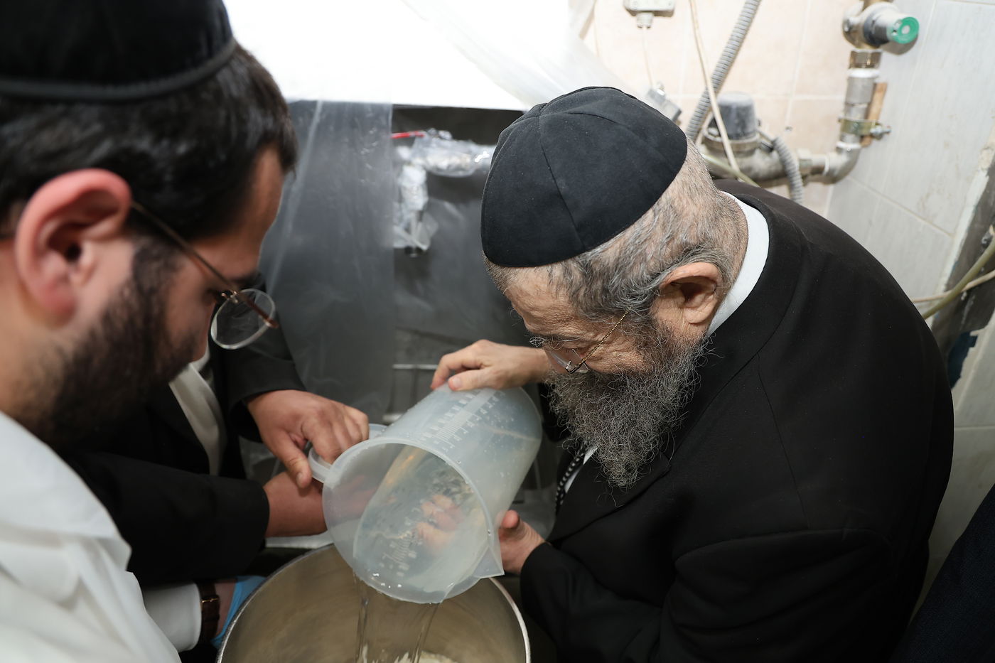 הגאון רבי מסעוד בן שמעון במאפיית מצות מכונה