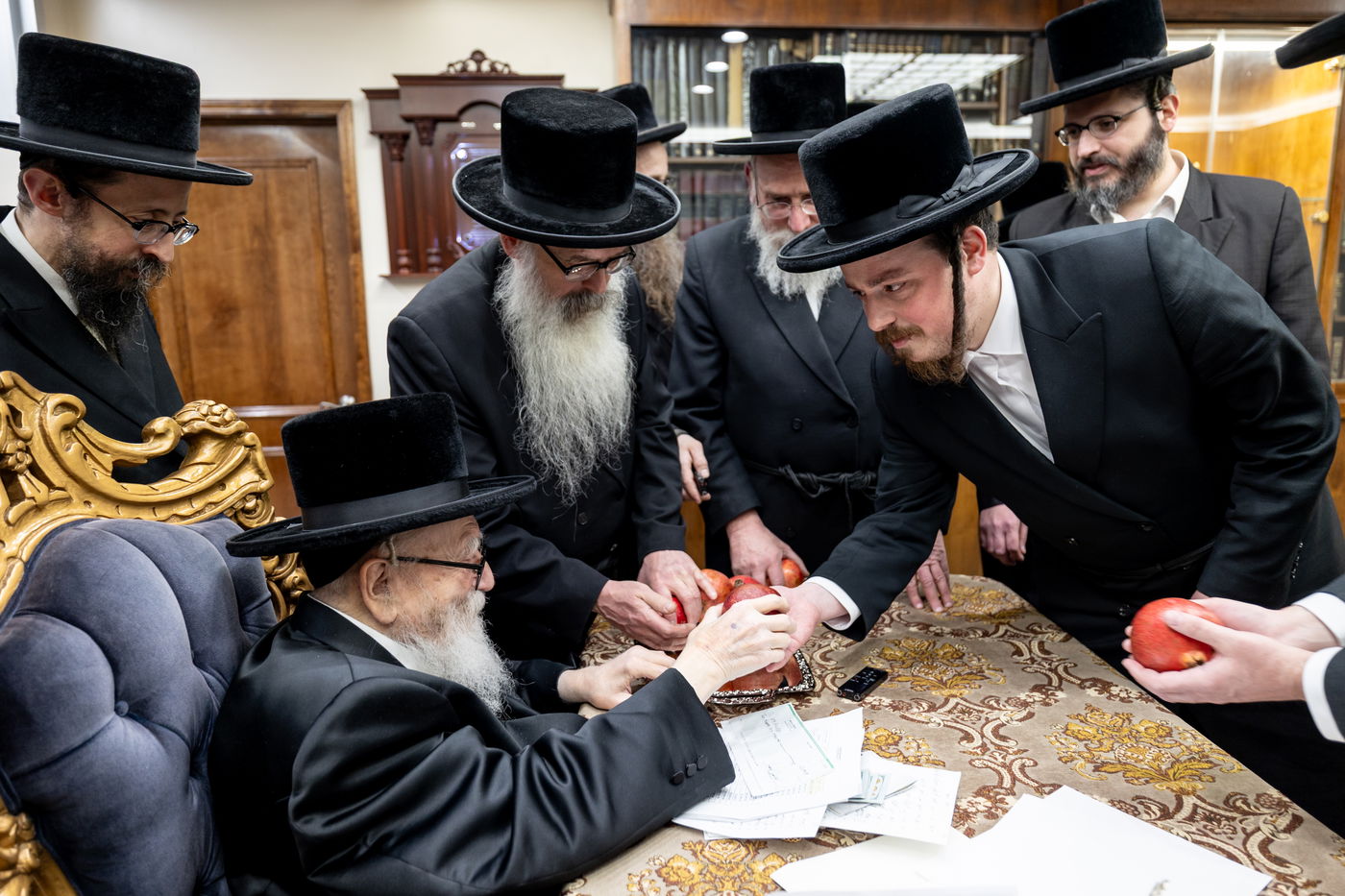 תורמי 'קמחא דפסחא' בחצה"ק סקווירא, מתברכים מהאדמו"ר