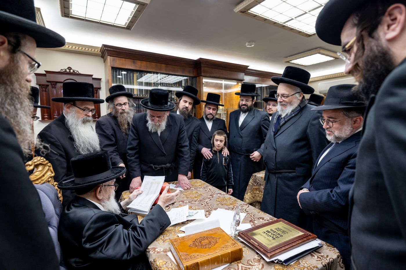 תורמי 'קמחא דפסחא' בחצה"ק סקווירא, מתברכים מהאדמו"ר