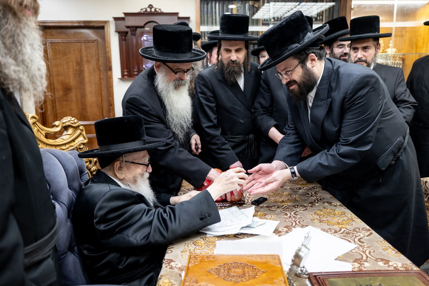 תורמי 'קמחא דפסחא' בחצה"ק סקווירא, מתברכים מהאדמו"ר