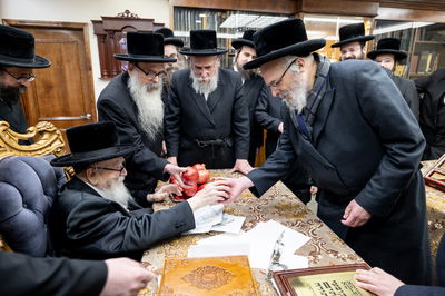 תורמי 'קמחא דפסחא' בחצה"ק סקווירא, מתברכים מהאדמו"ר