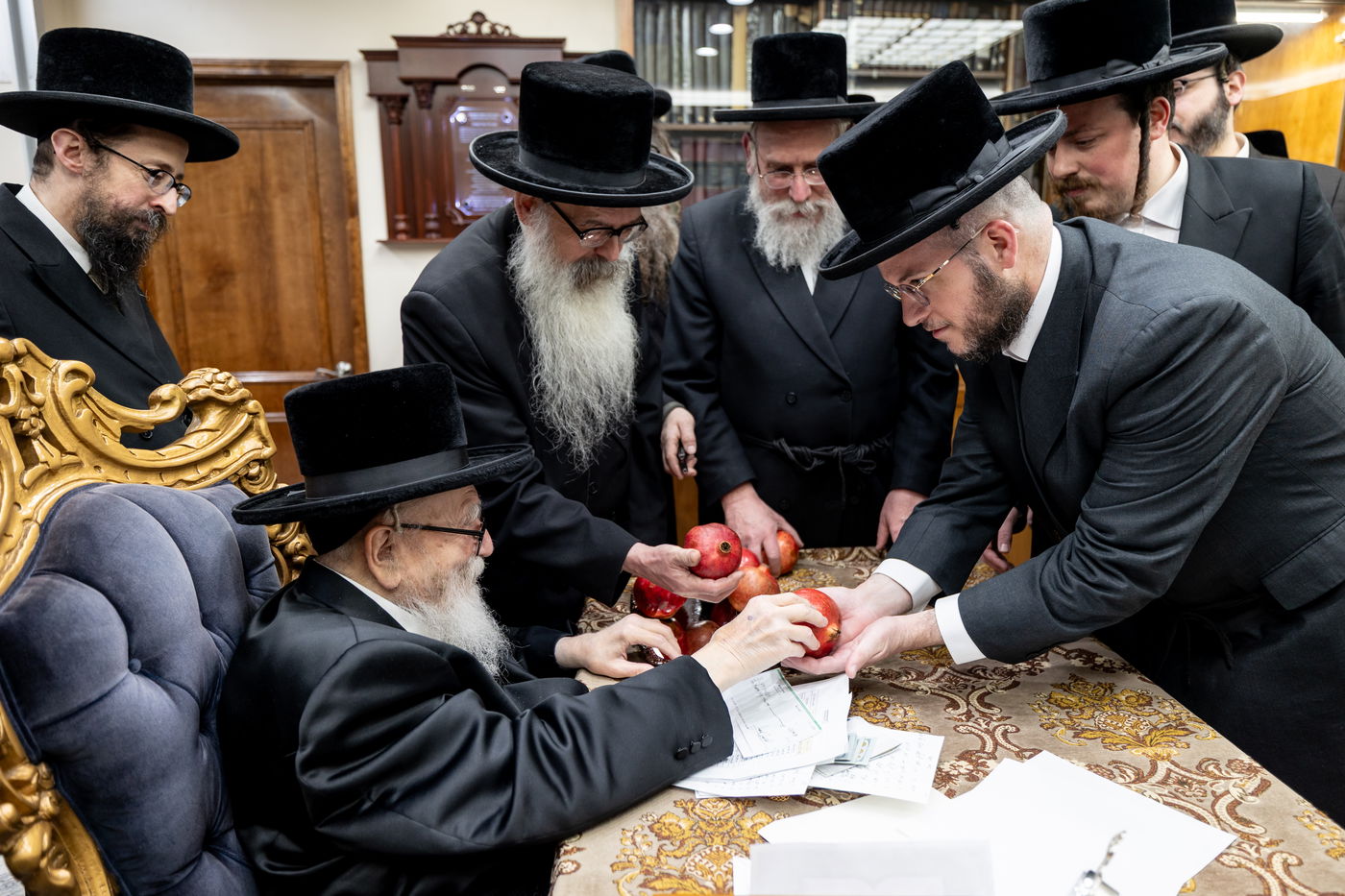 תורמי 'קמחא דפסחא' בחצה"ק סקווירא, מתברכים מהאדמו"ר